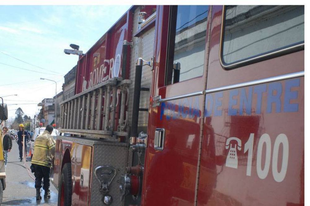 Bomberos trabajaron en el CGE de Paran� y evacuaron al personal por sobrecarga el�ctrica