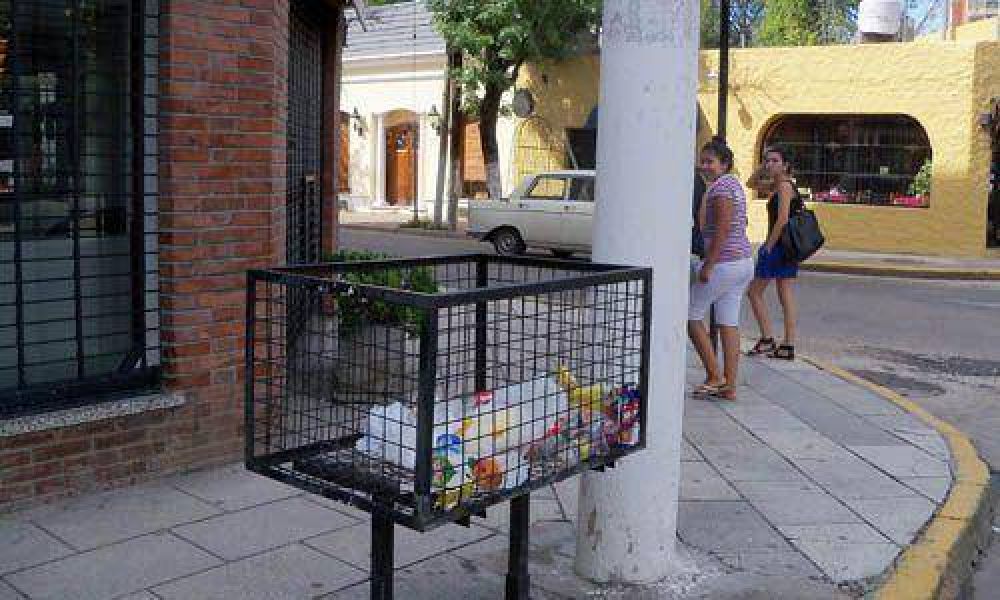 El Gobierno se re�ne con los comerciantes por los cestos de basura