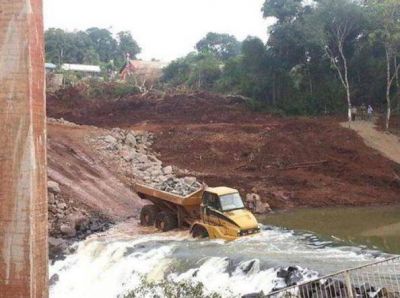 Por mala construcci�n del puente de Acaragu� se inundaron terrenos aleda�os