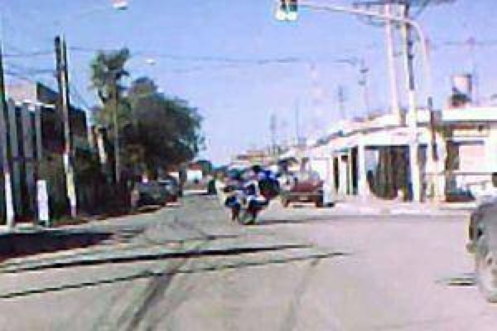 Incre�ble: Adolescentes cruzan en rojo haciendo 