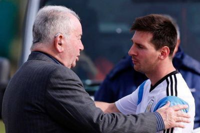 El abrazo del alma: Julio Grondona visit� a la selecci�n y le mostr� su cari�o a Lionel Messi