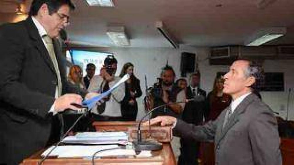 Asumieron nuevos funcionarios tras una sesi�n pol�mica