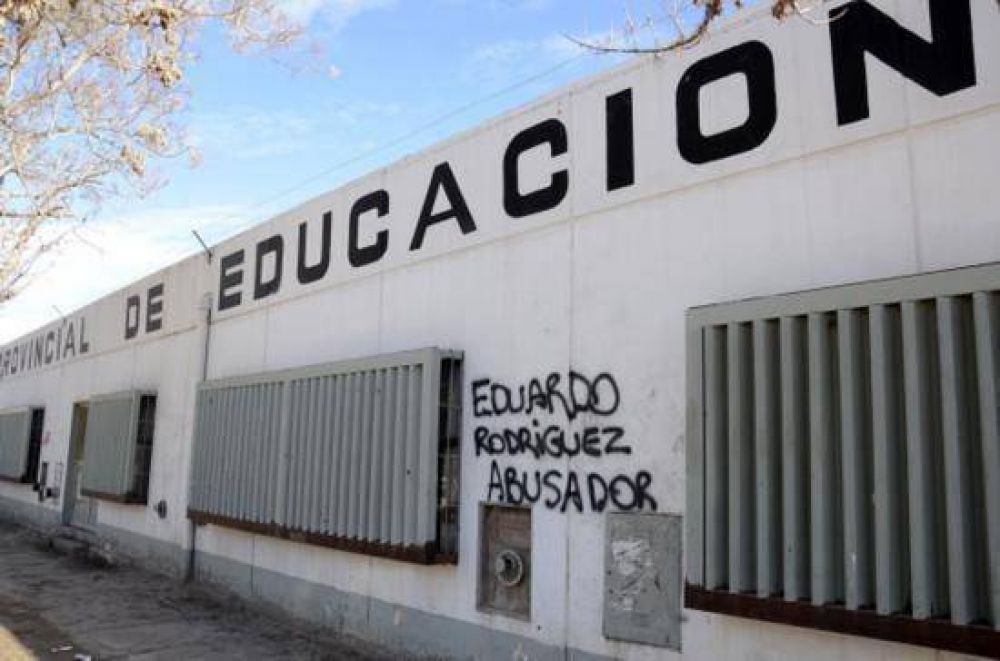 Padres de Cipolletti piden que separen de su cargo a portero por supuestos manoseos