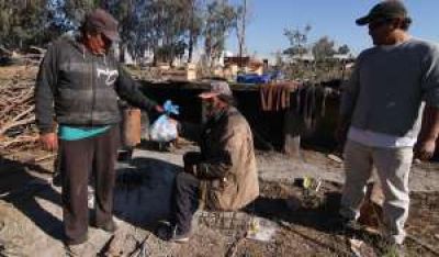 Viven bajo los �rboles de un lote que es municipal