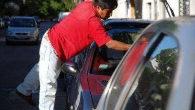 El massismo quiere eliminar a los cuidacoches locales