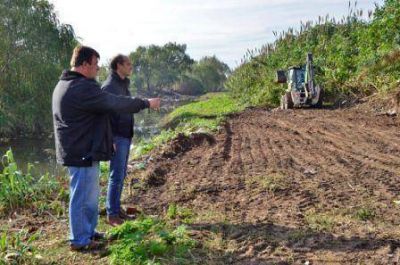 Limpian alrededor de los arroyos Fate y Serrano, como parte del Plan de Obras Hidr�ulicas del Municipio 