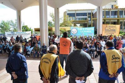 Mejoran la oferta salarial a la Intersindical: los gremios piden que sea en la paritaria