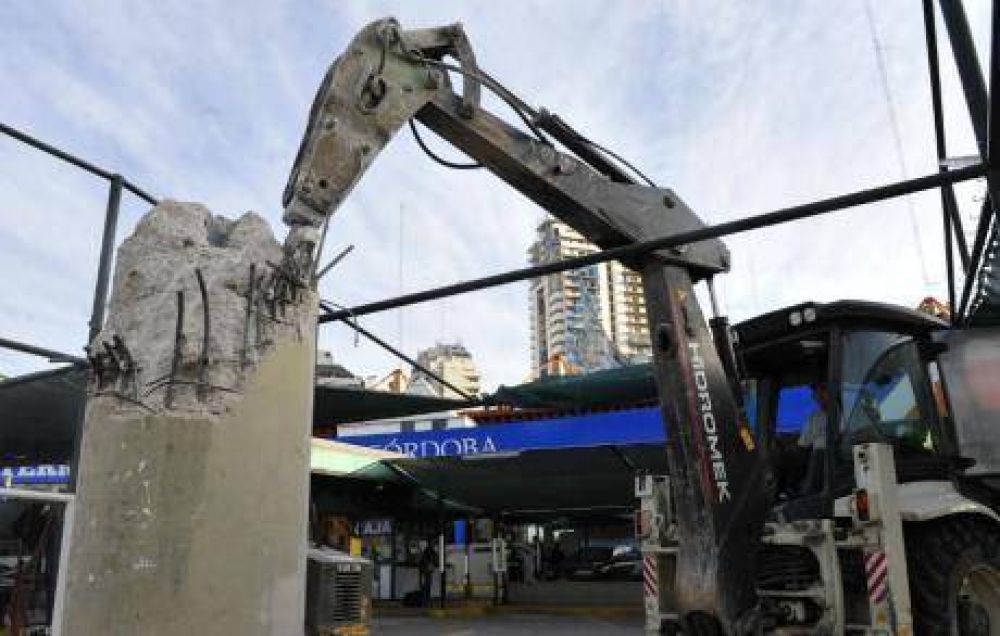 Tras 17 a�os, sacan las in�tiles columnas frente a la Terminal