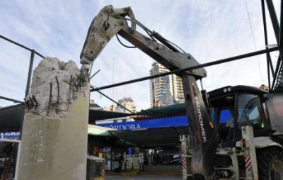 Tras 17 a�os, sacan las in�tiles columnas frente a la Terminal