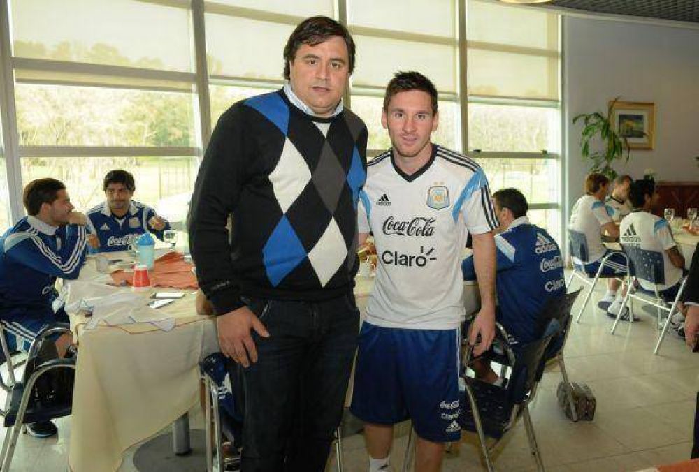 Manino Iriart con Messi antes de la despedida en el nico