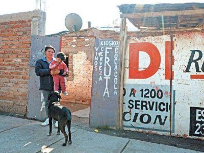 Los mellizos que nacieron en la plaza Independencia no ir�n a su casa porque no es propicia para su salud