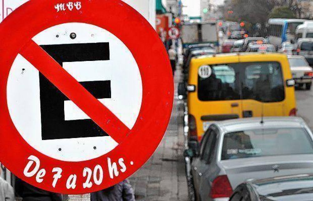 El estacionamiento prohibido est� mal se�alizado en varias calles