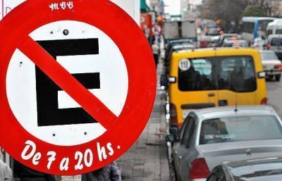 El estacionamiento prohibido est� mal se�alizado en varias calles