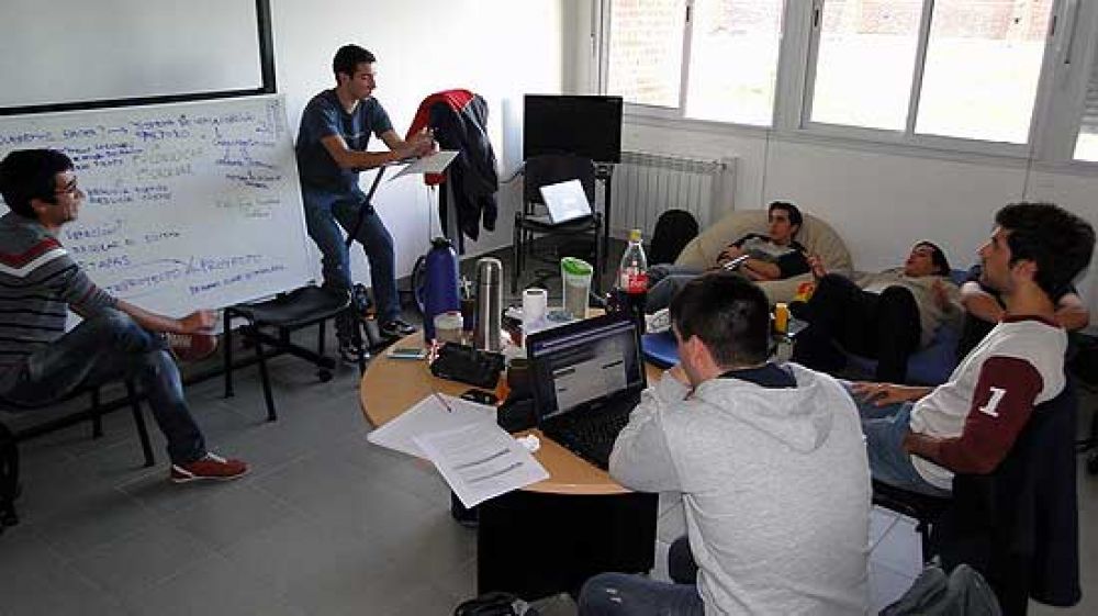 M�s de 80 participantes formaron parte del certamen internacional �24 horas de innovaci�n�