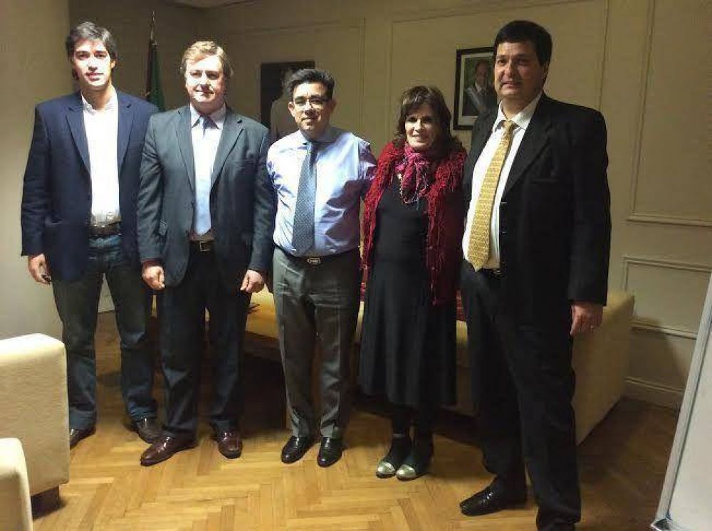 Diputados azule�os con el Ministro Arl�a por presa 