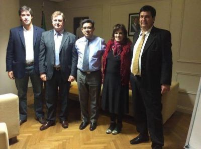 Diputados azule�os con el Ministro Arl�a por presa 