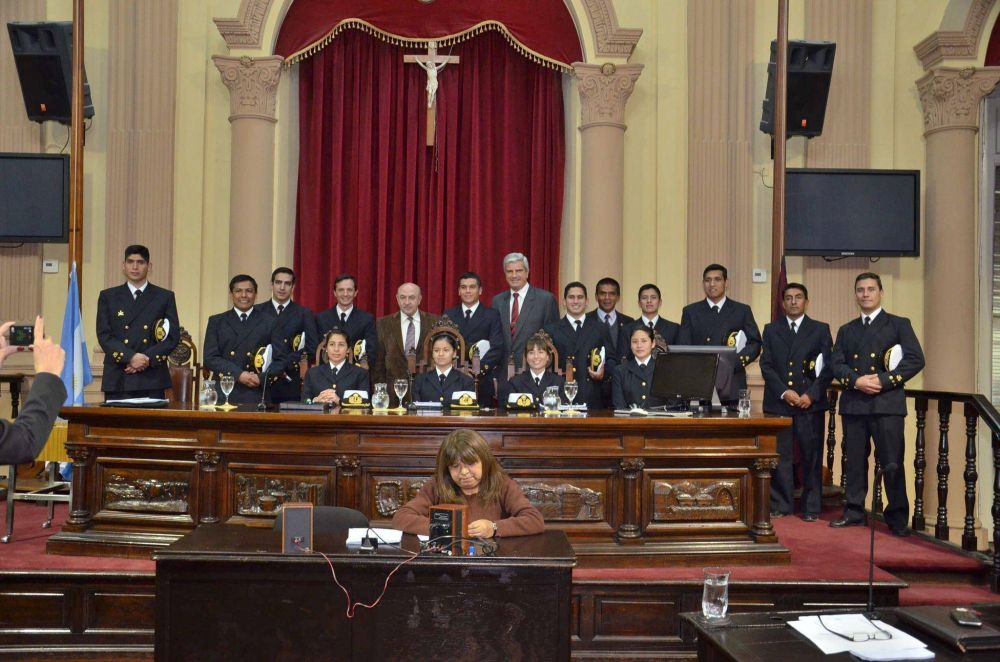 El senado recibi� a estudiantes de la escuela naval