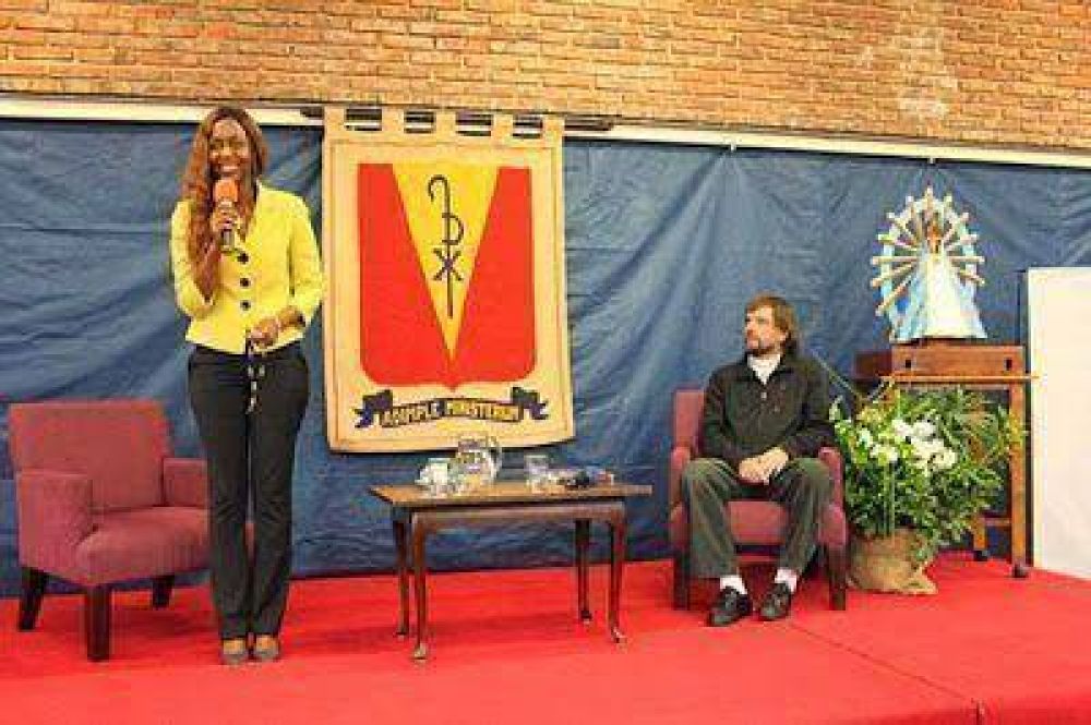 CONMOVEDOR TESTIMONIO EN SAN ISIDRO DE UNA SOBREVIVIENTE AL GENOCIDIO RUAND�S