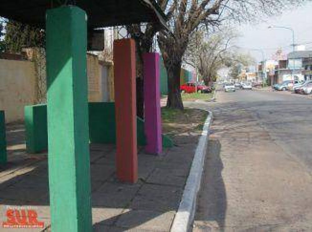La Comuna habr�a usado el Fondo Educativo para la pintura fl�o de los postes