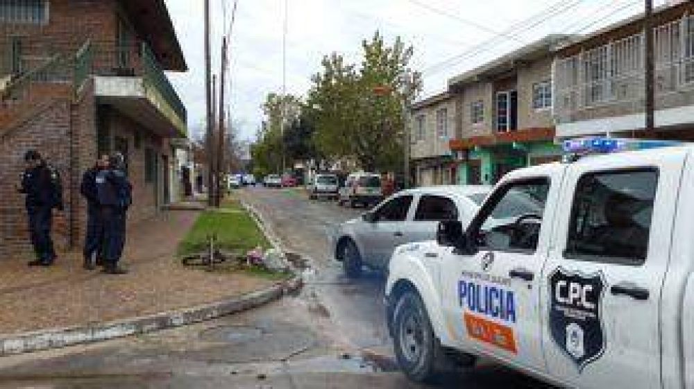 Tras persecuci�n, delincuentes se tiran del auto e ingresan a dos casas