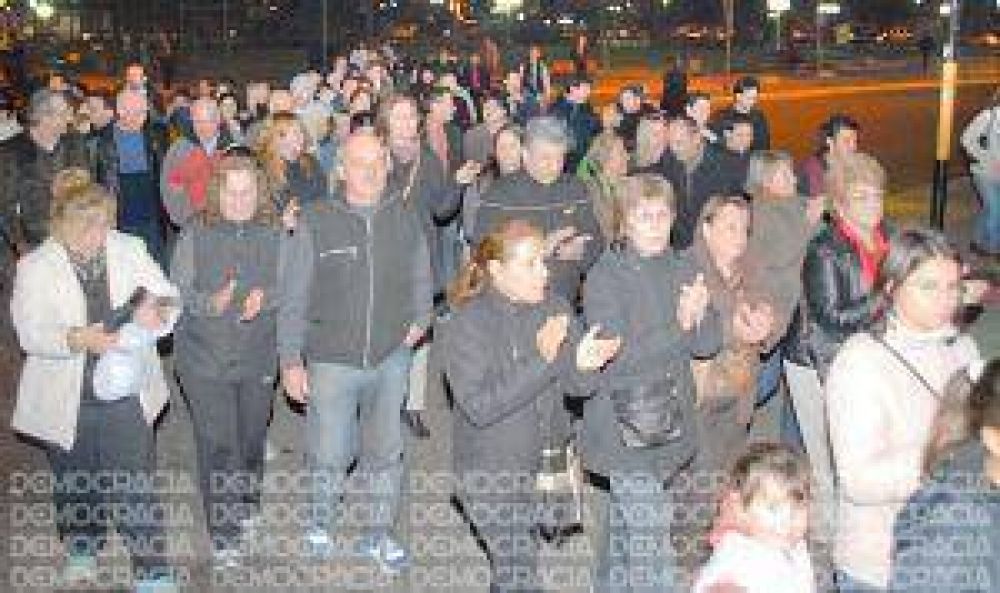 Discusi�n entre funcionarios municipales y vecinos en una marcha por la inseguridad