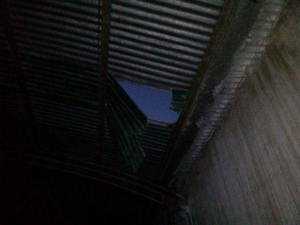 Un operario de una empresa de cable cay� desde el techo de un galp�n