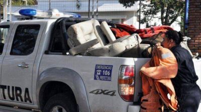 Empezaron a remover los restos de la avioneta que cay� en el R�o de la Plata y caus� cinco muertes