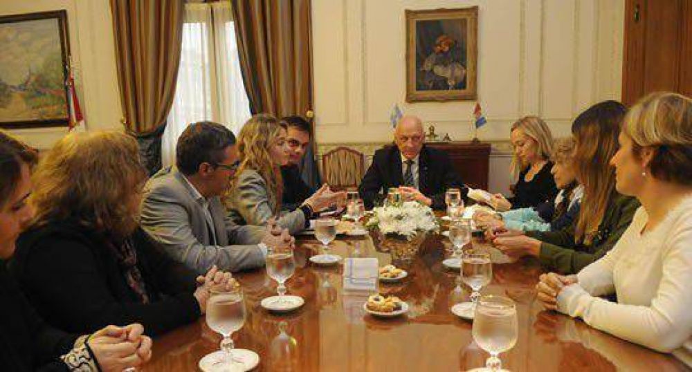 Bonfatti con el equipo de Facilitadoras de Conflictos Sociales