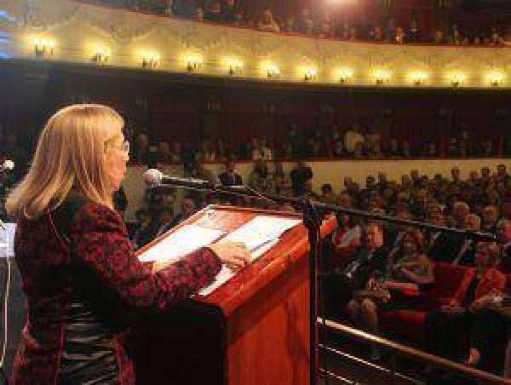 Bard�n jur� como rectora y se distanci� de los partidos pol�ticos