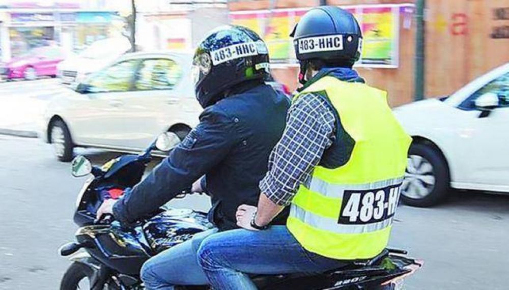 Caravana de motos contra el casco y chaleco con patente  