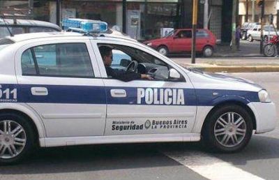 Tres disparos en las piernas para robarle el autom�vil