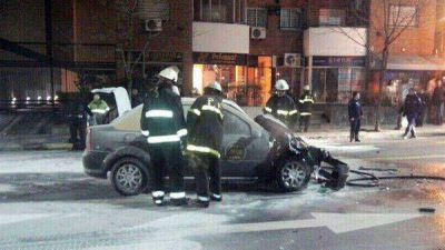 Un taxi choc� contra un colectivo y se incendi�: un muerto