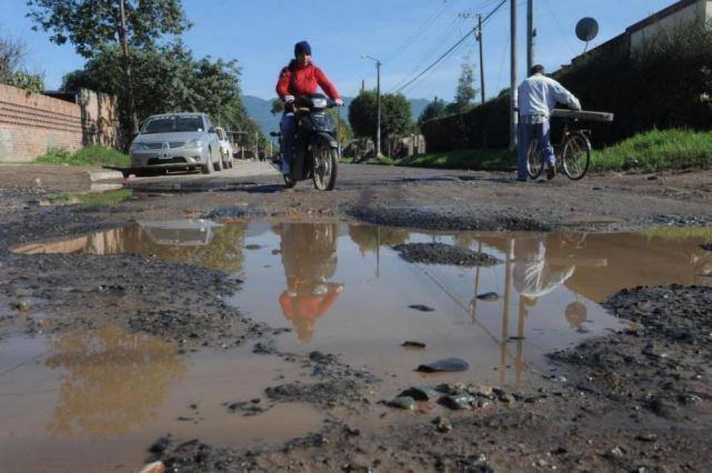 Donde deber�a haber asfalto, hay baches y barro