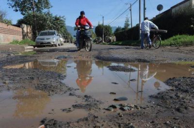 Donde deber�a haber asfalto, hay baches y barro