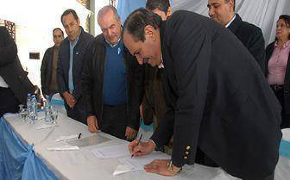Alperovich y Jos� Francisco L�pez firmaron la apertura de licitaci�n de obras