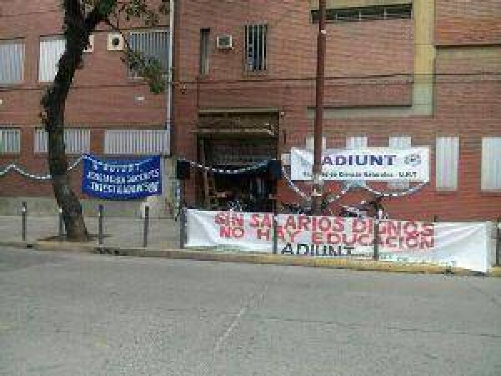UNT: Docentes toman Ciencias Naturales y mantienen el paro