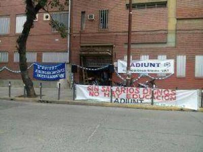UNT: Docentes toman Ciencias Naturales y mantienen el paro
