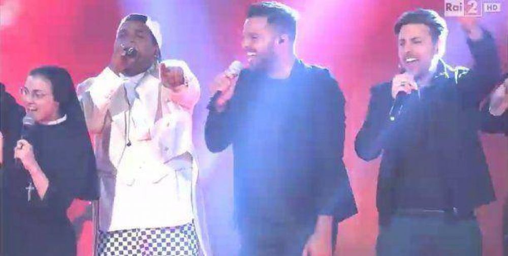 Tras revolucionar Italia con su voz, la Hermana Cristina cant� con Ricky Martin