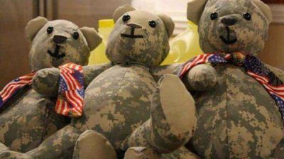 La mujer que hace peluches con los uniformes de soldados