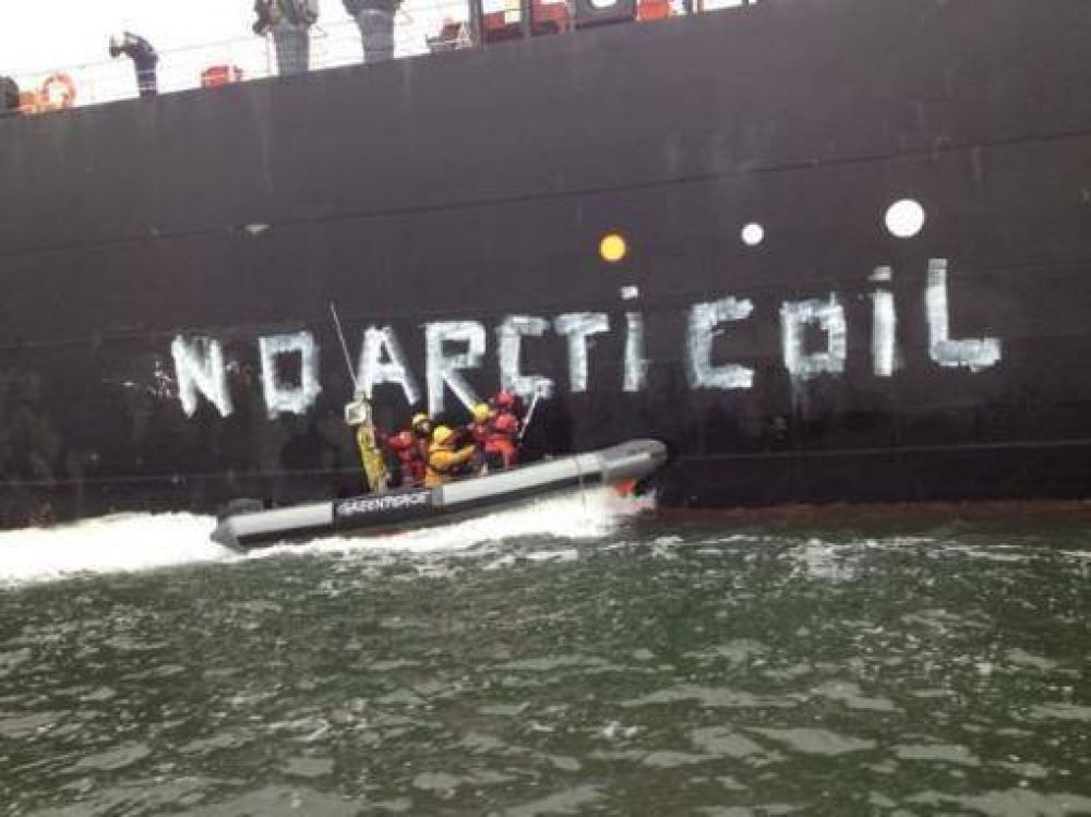 Denuncian abordaje de barco que protestaba contra explotaci�n petrolera en el �rtico