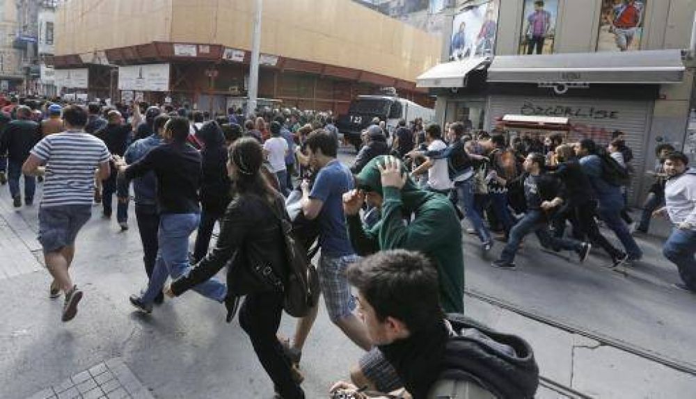 Choques entre polic�as y manifestantes a un a�o de la ola de protestas