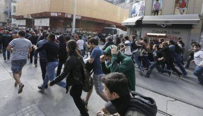 Choques entre polic�as y manifestantes a un a�o de la ola de protestas