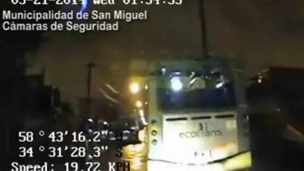 Rob� un colectivo, se escap� y termin� dentro de una casa