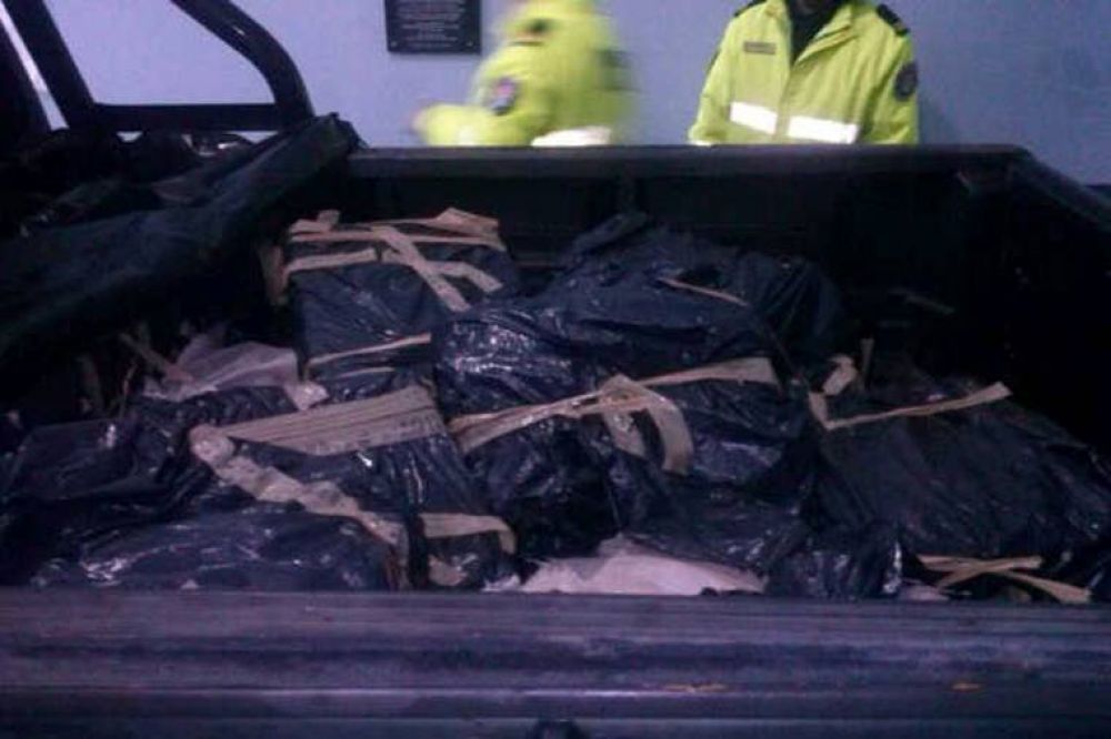 Una camioneta que escap� de un control policial llevaba una tonelada de marihuana