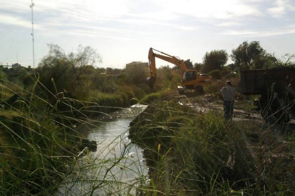 El Municipio contin�a con la limpieza de canales troncales y desag�es