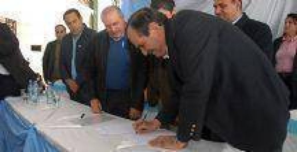 Alperovich comparti� otro acto con Jos� Francisco L�pez, quien se pone el traje de candidato