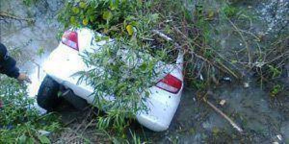 Ruta 11: Autom�vil sale de control en zona del complejo fronterizo