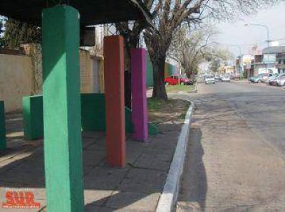 La Comuna habr�a usado el Fondo Educativo para la pintura fl�o de los postes