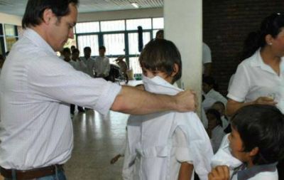 El Gobierno s�lo entreg� 10 mil guardapolvos