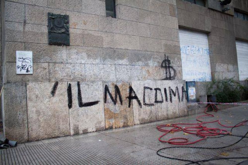 Removieron graffitis contra Vilma Baragiola de la fachada de la Municipalidad
